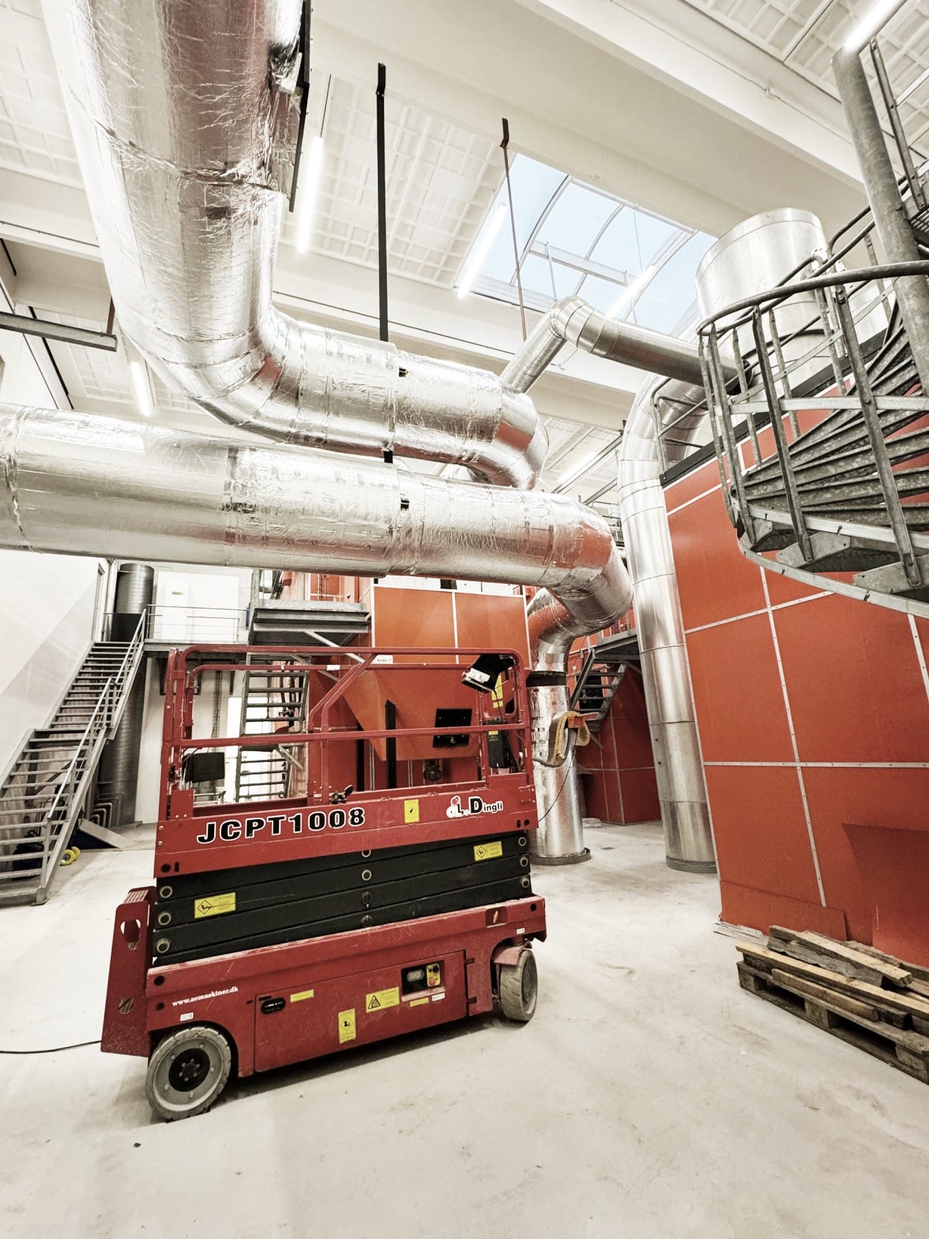 Lift til udlejning fra Altisol. Nå højere op med vores Saxlifte.